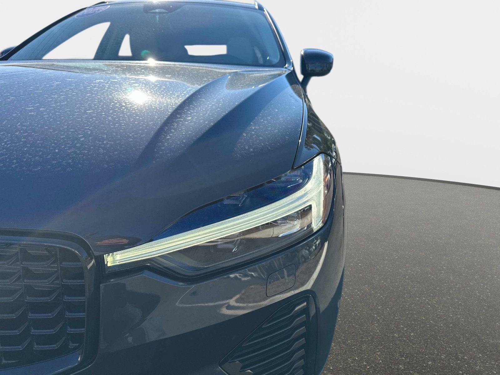 2023 Volvo XC60 Plus Dark Theme