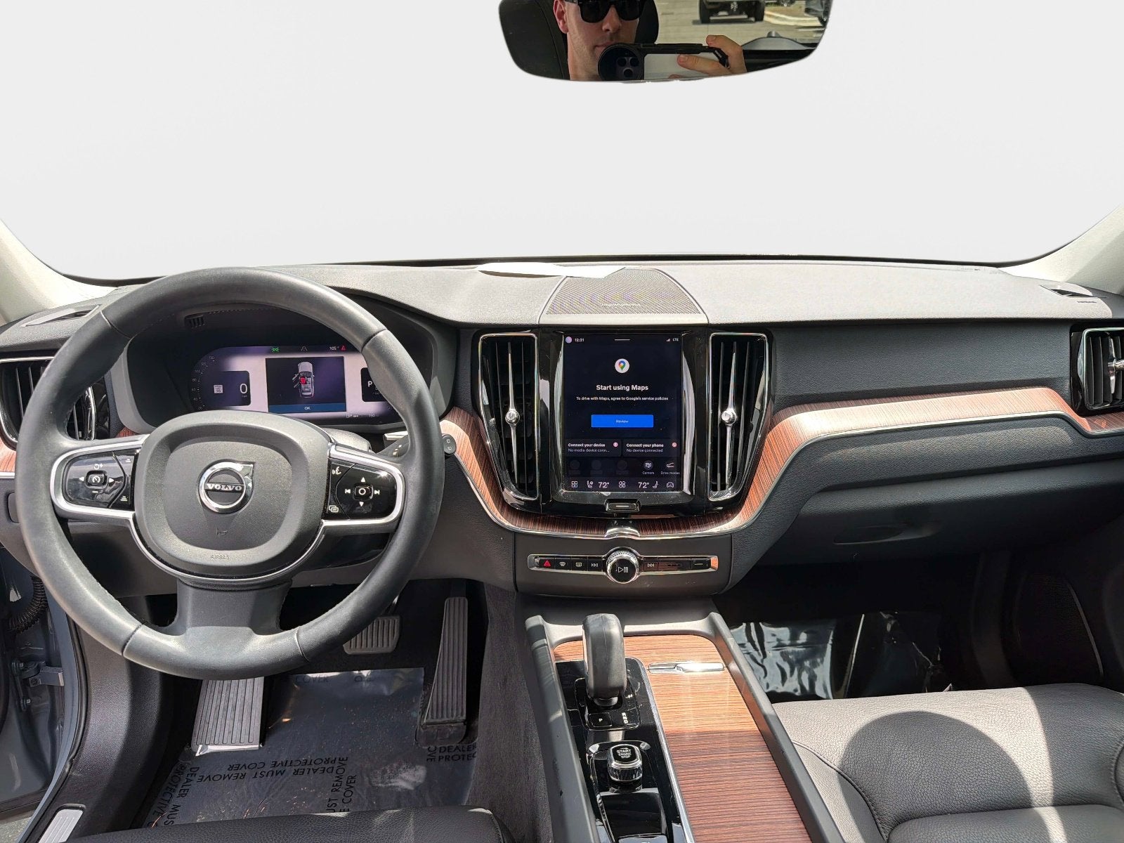 2023 Volvo XC60 Plus Dark Theme