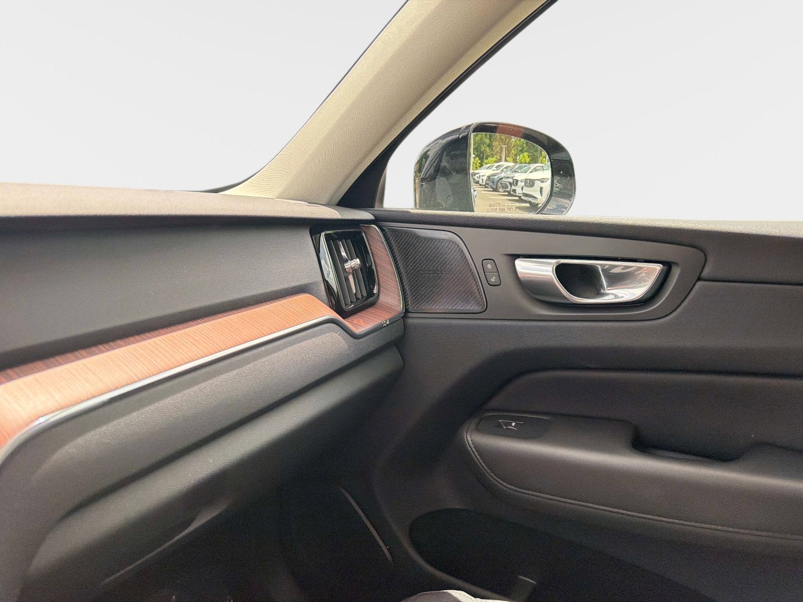2023 Volvo XC60 Plus Dark Theme