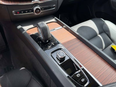 2023 Volvo XC60 Plus Dark Theme