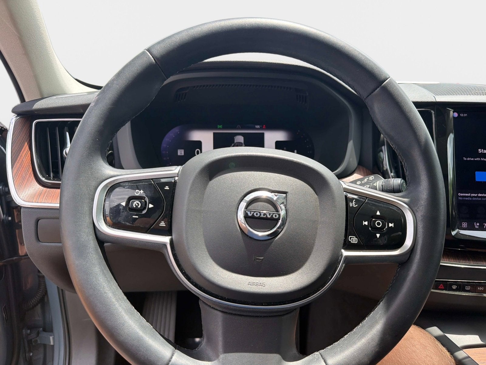 2023 Volvo XC60 Plus Dark Theme