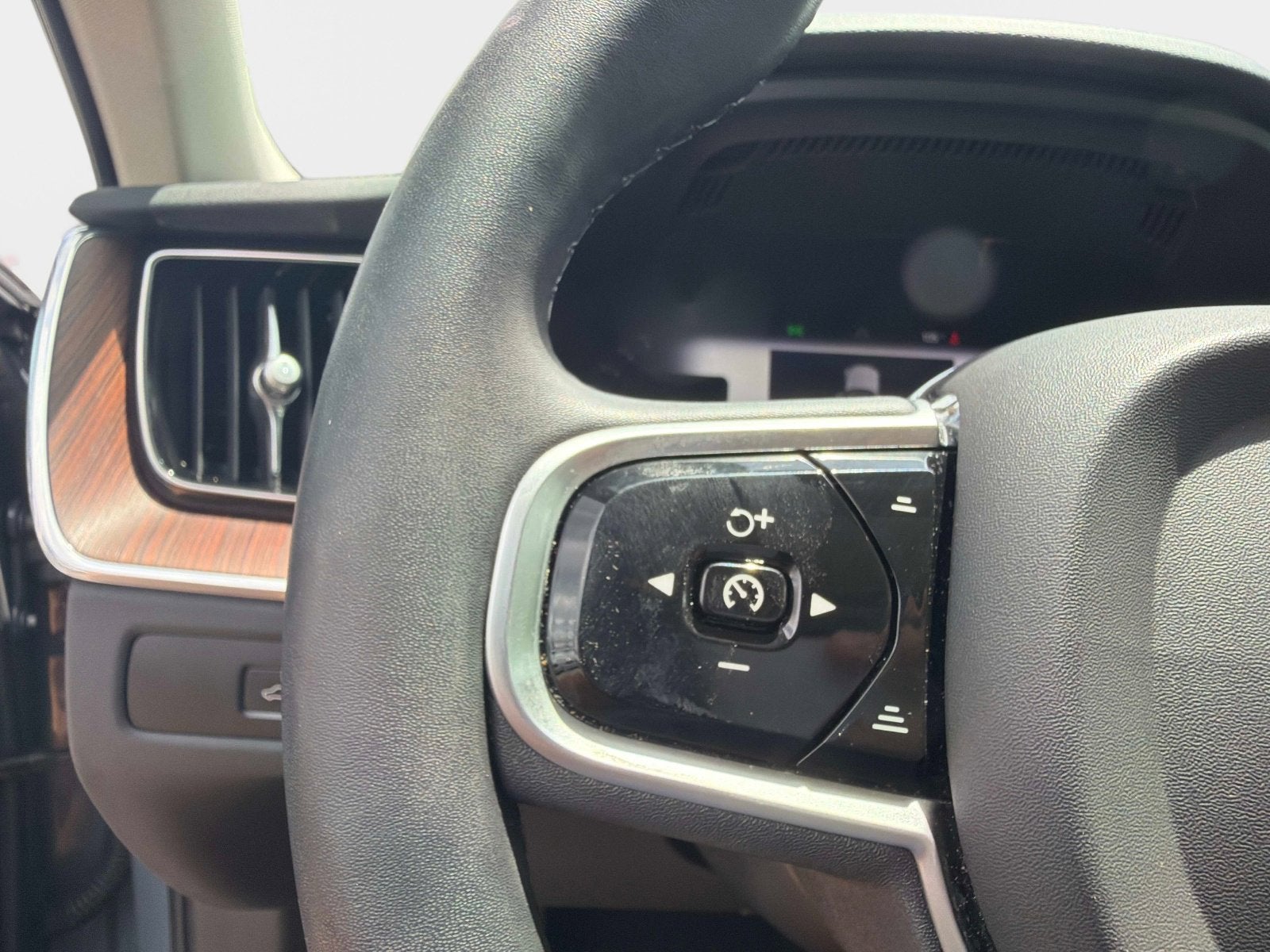 2023 Volvo XC60 Plus Dark Theme