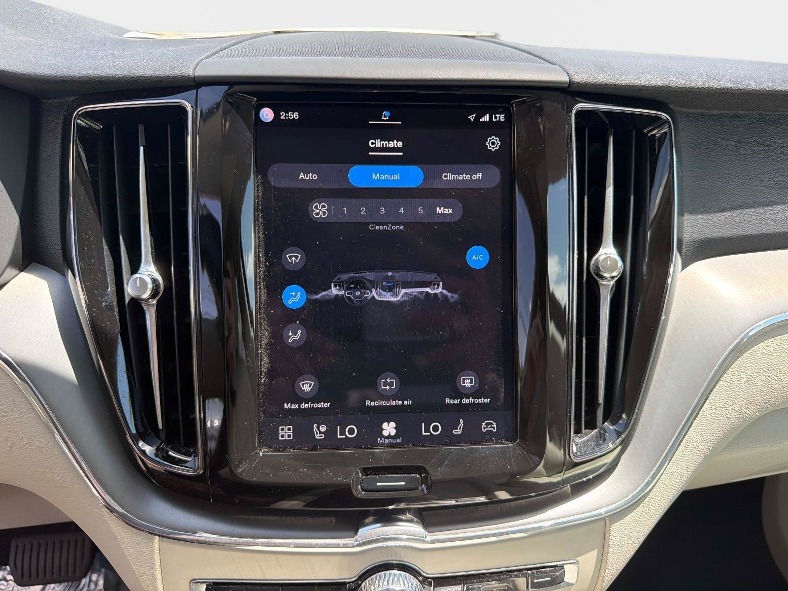 2024 Volvo XC60 Core Dark Theme
