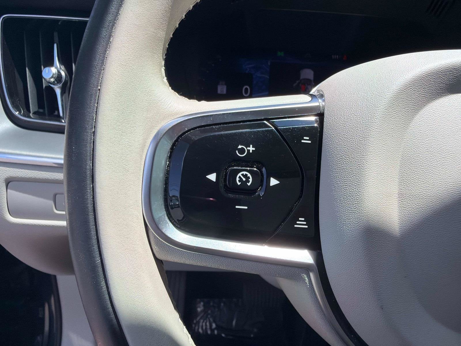 2024 Volvo XC60 Core Dark Theme