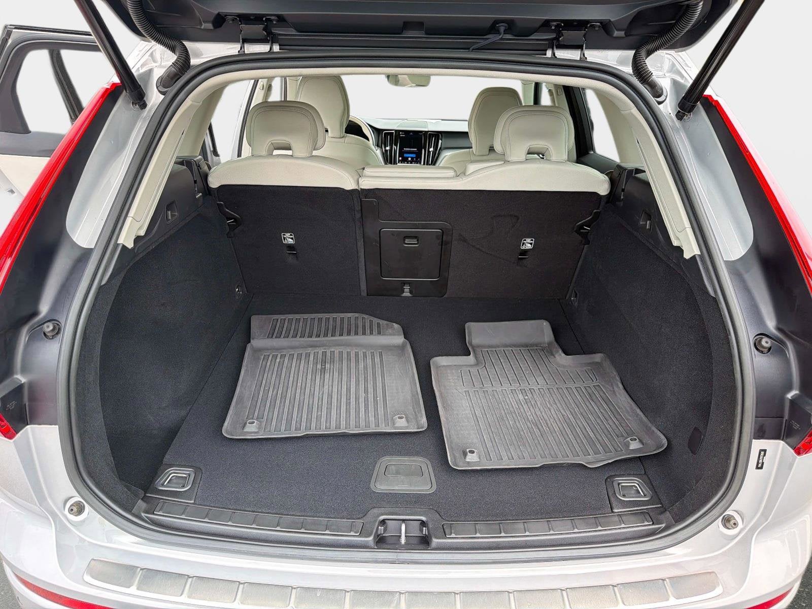 2024 Volvo XC60 Core Dark Theme