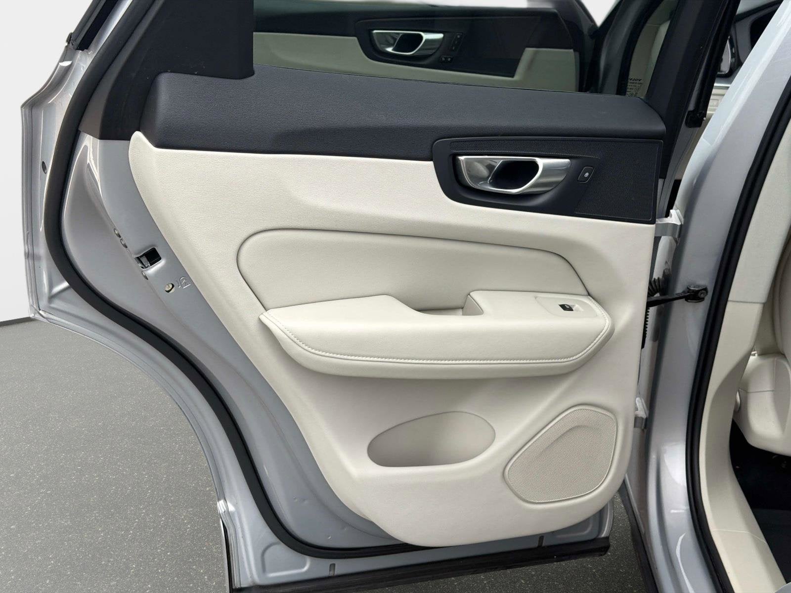2024 Volvo XC60 Core Dark Theme