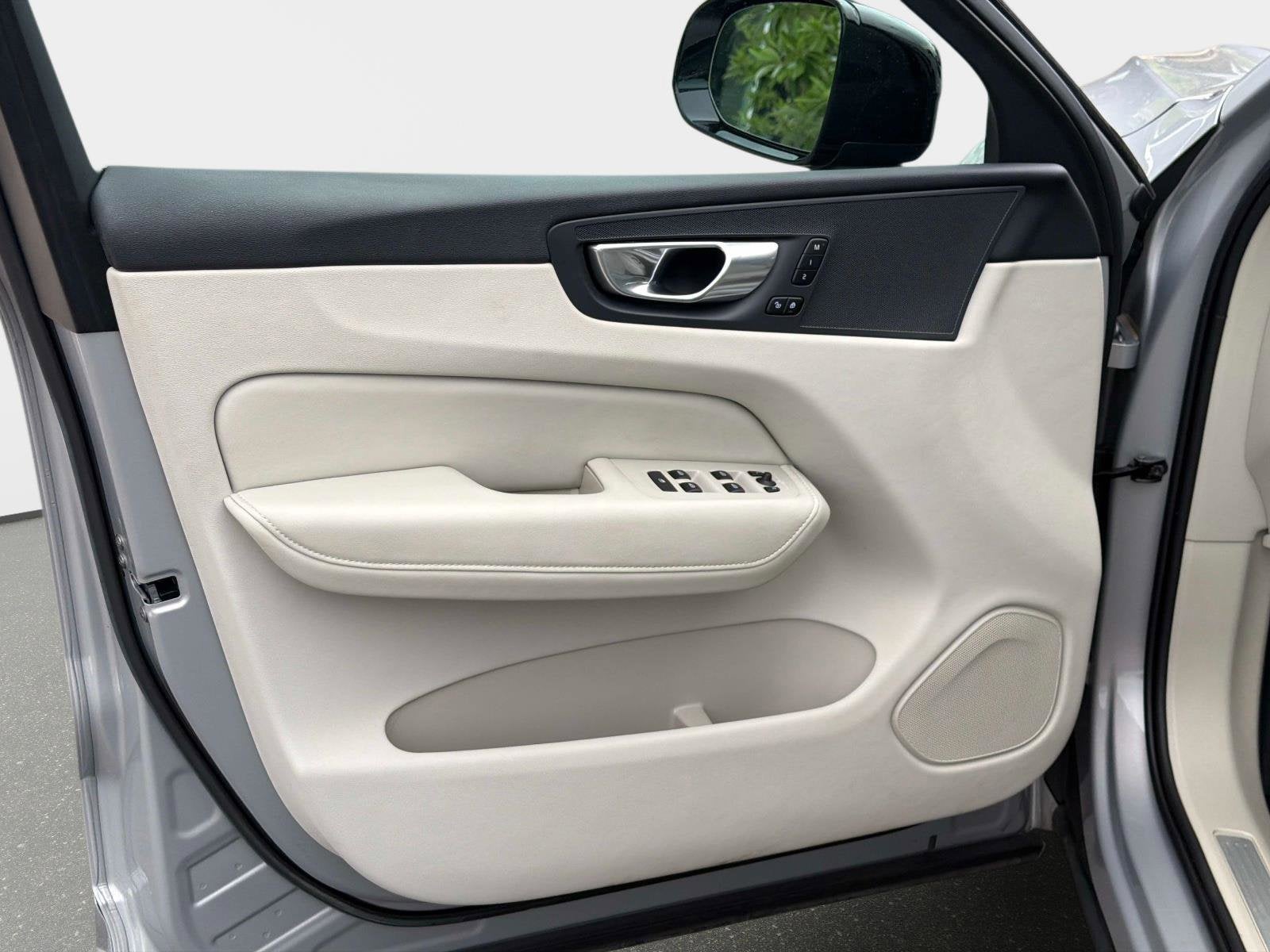 2024 Volvo XC60 Core Dark Theme