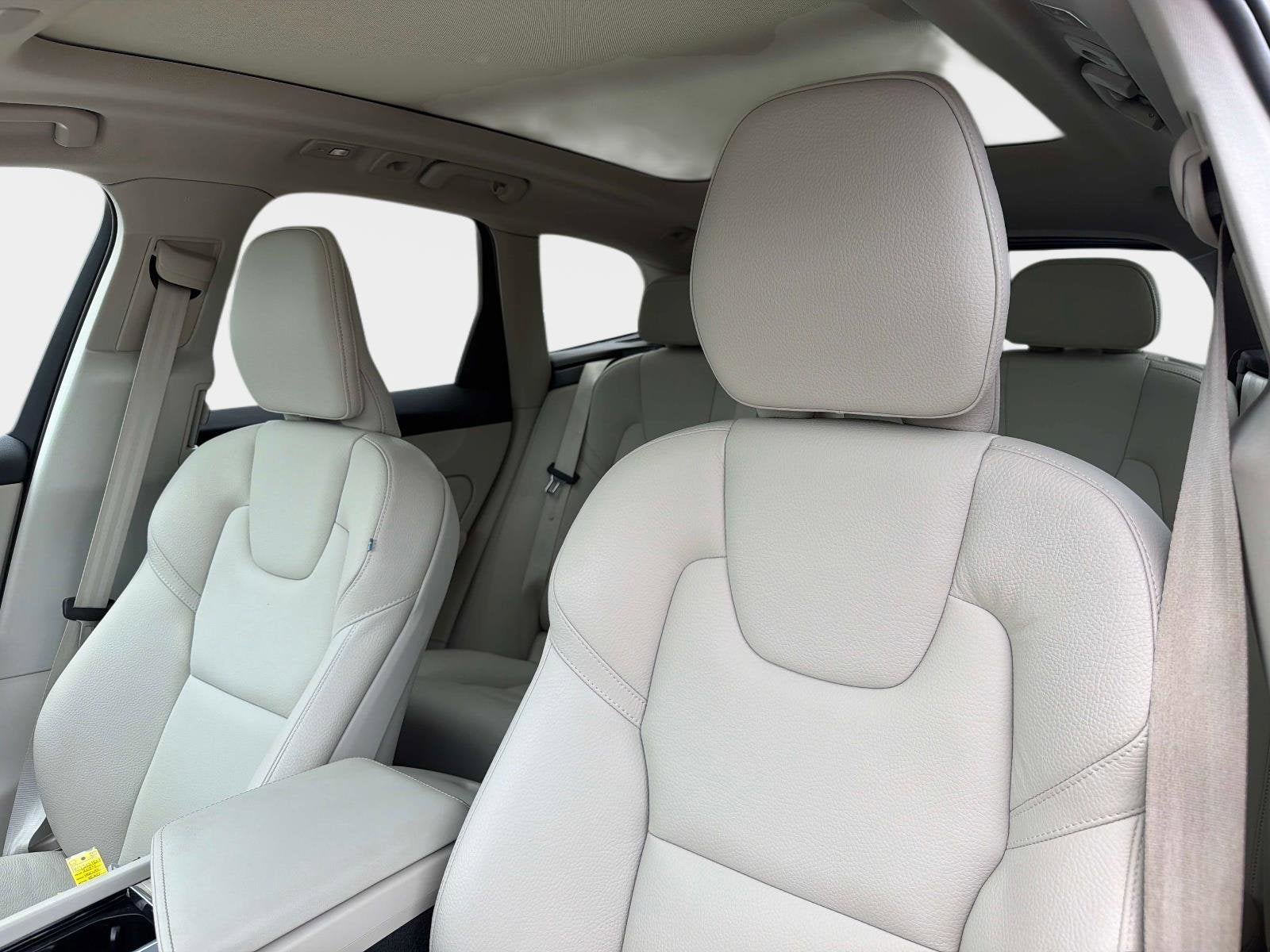 2024 Volvo XC60 Core Dark Theme