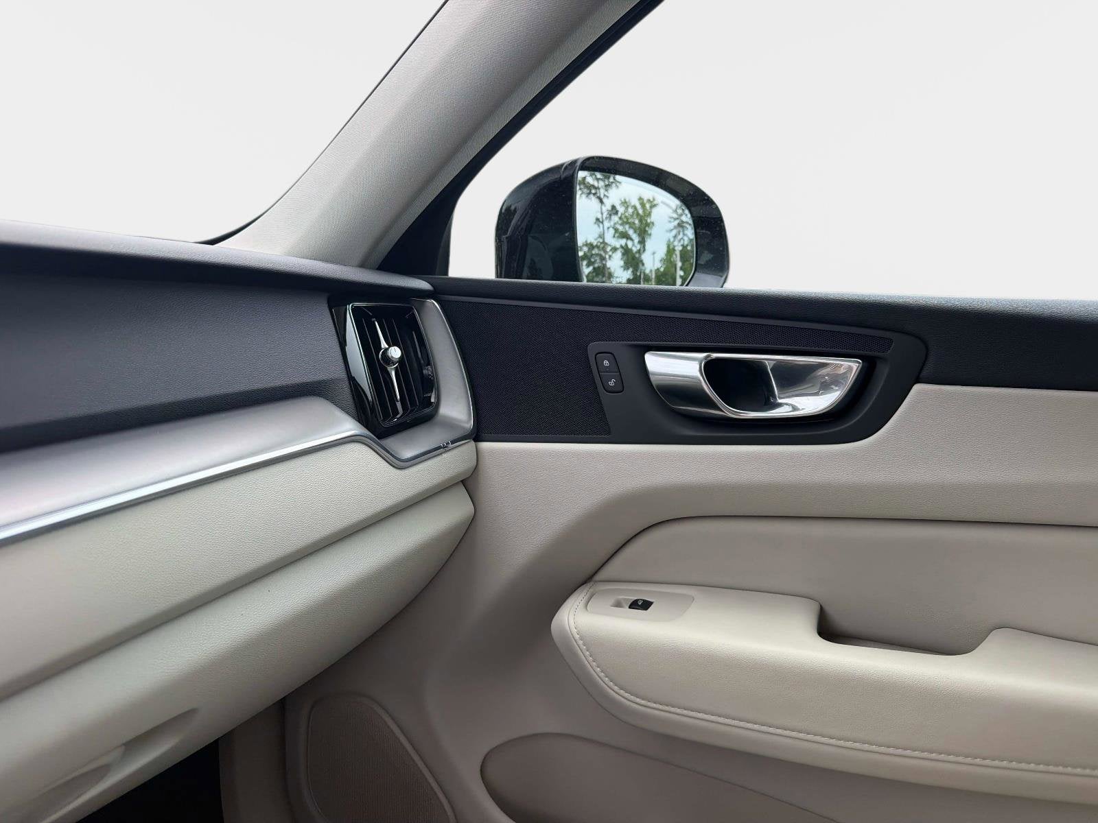 2024 Volvo XC60 Core Dark Theme