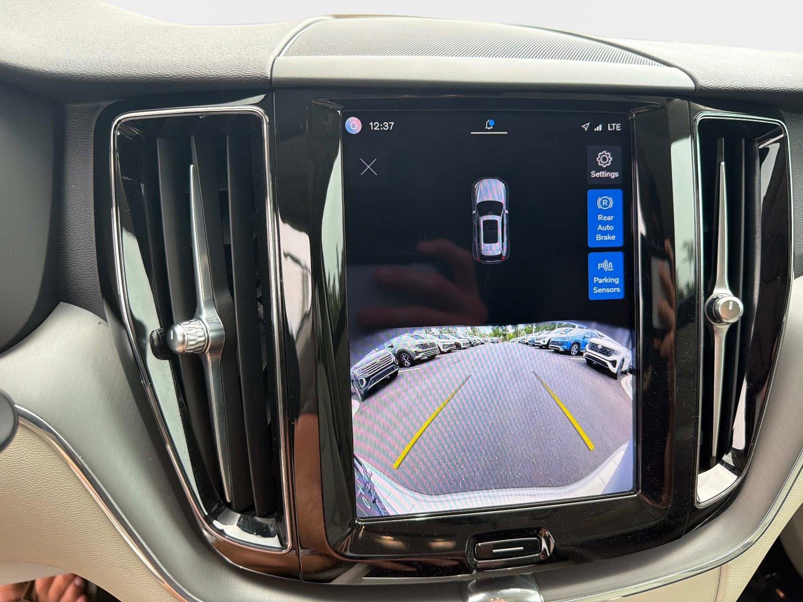 2024 Volvo XC60 Core Dark Theme
