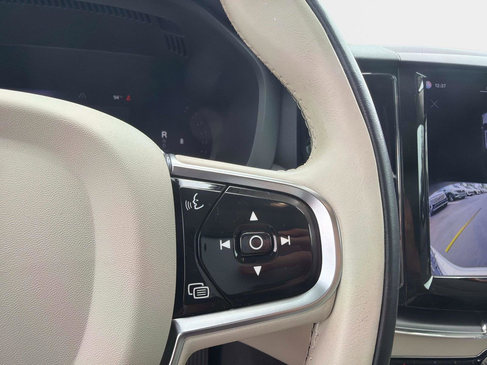 2024 Volvo XC60 Core Dark Theme