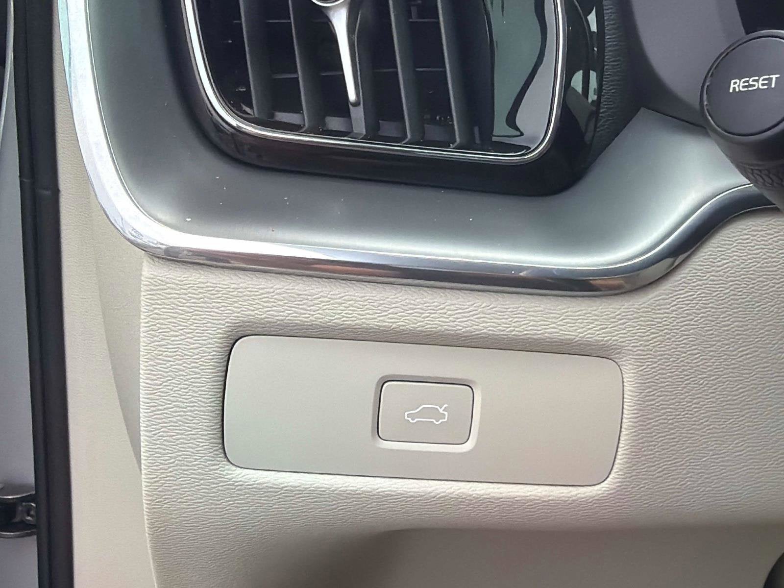 2024 Volvo XC60 Core Dark Theme