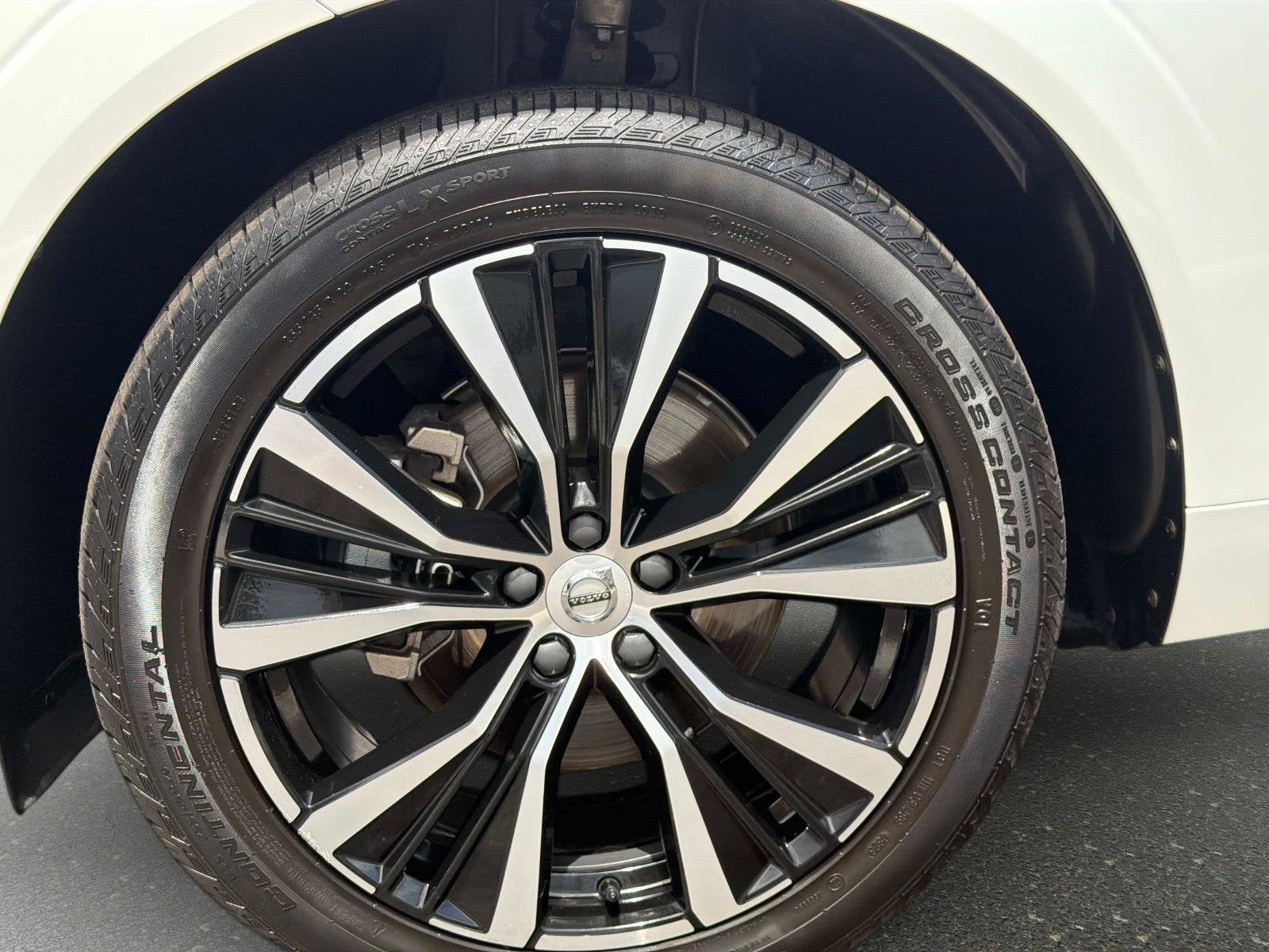 2024 Volvo XC60 Plus Dark Theme