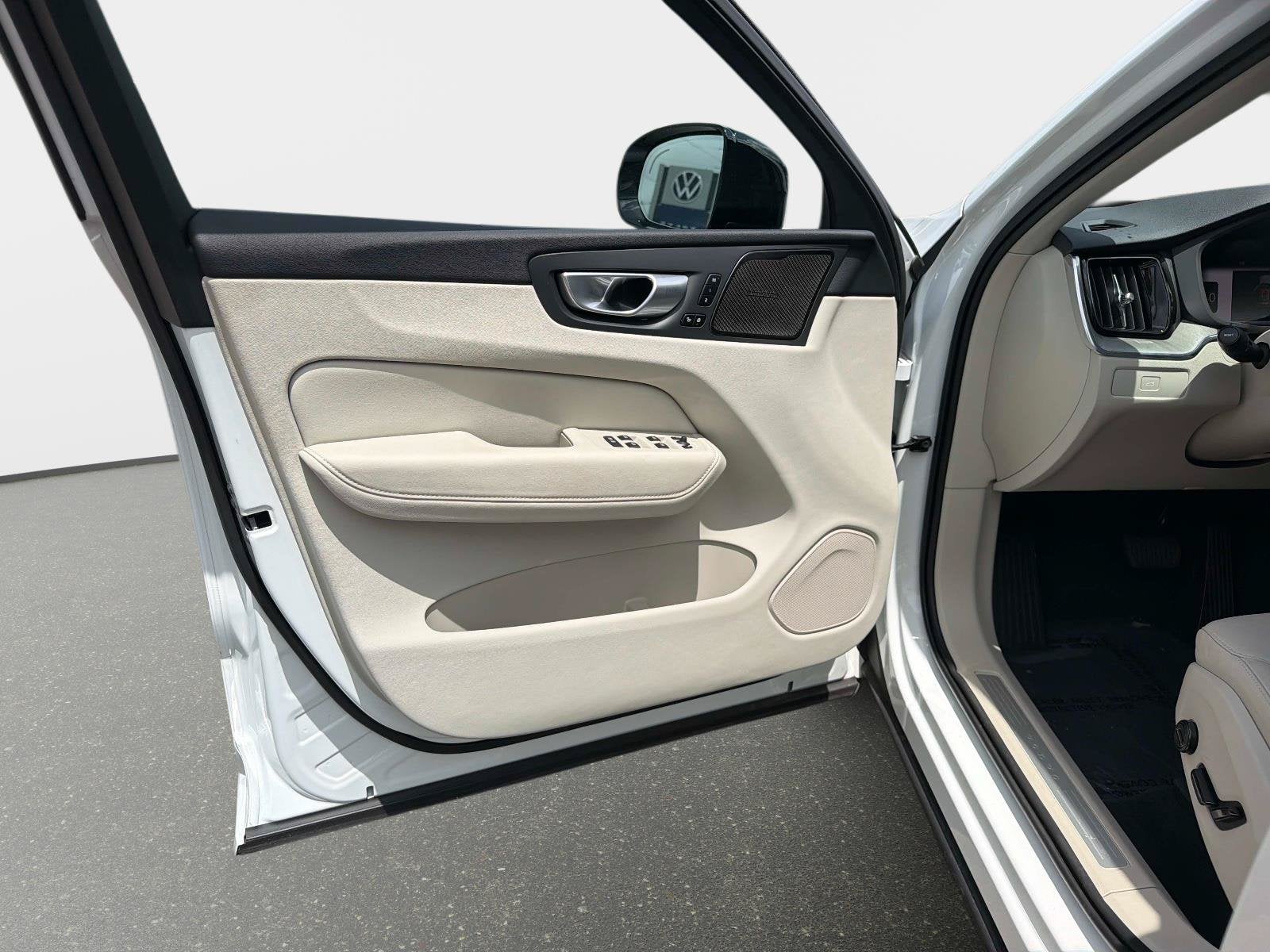 2024 Volvo XC60 Plus Dark Theme