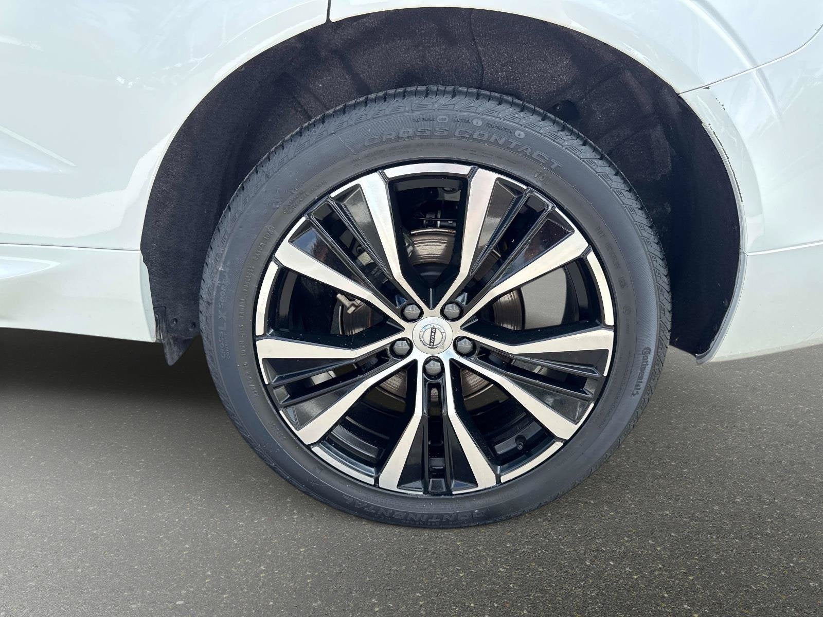 2024 Volvo XC60 Plus Dark Theme