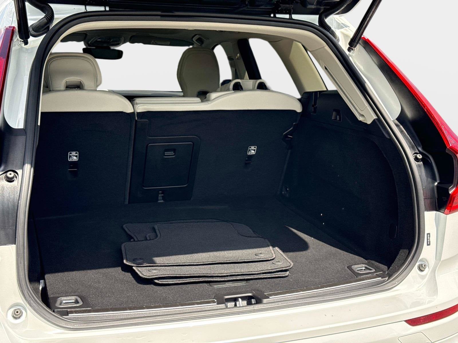 2024 Volvo XC60 Plus Dark Theme