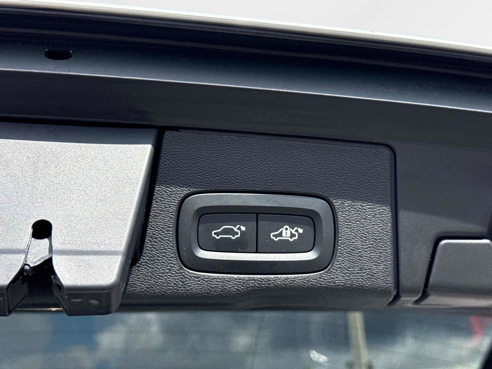 2024 Volvo XC60 Plus Dark Theme