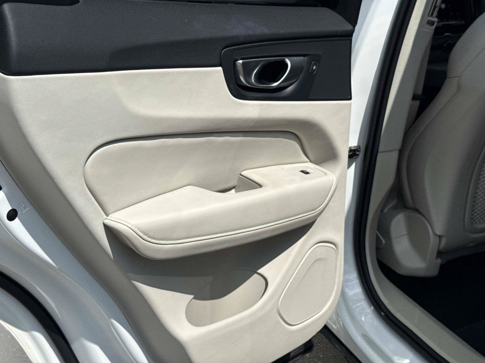 2024 Volvo XC60 Plus Dark Theme