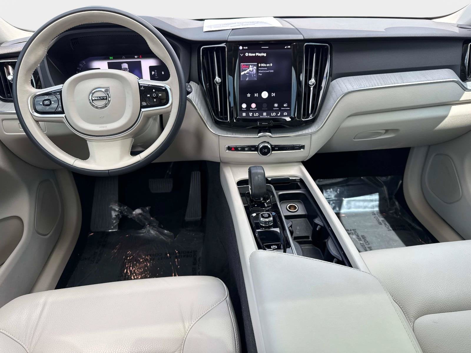 2024 Volvo XC60 Plus Dark Theme