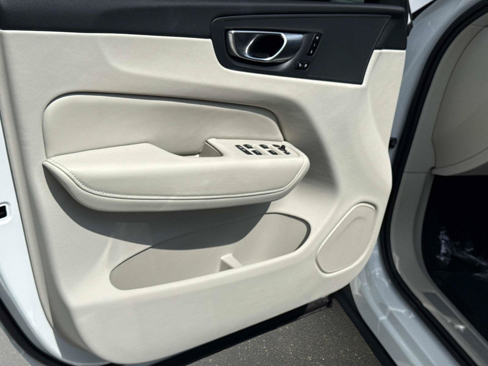 2024 Volvo XC60 Plus Dark Theme