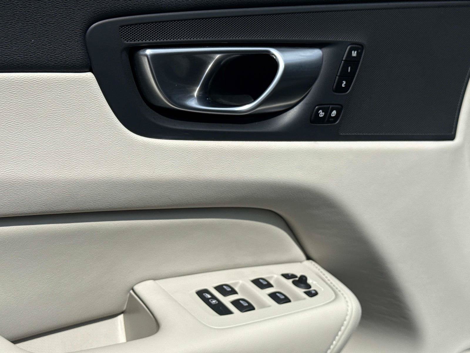 2024 Volvo XC60 Plus Dark Theme