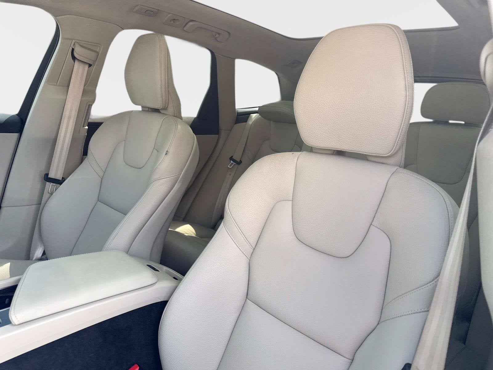 2024 Volvo XC60 Plus Dark Theme
