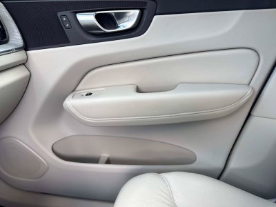 2024 Volvo XC60 Plus Dark Theme
