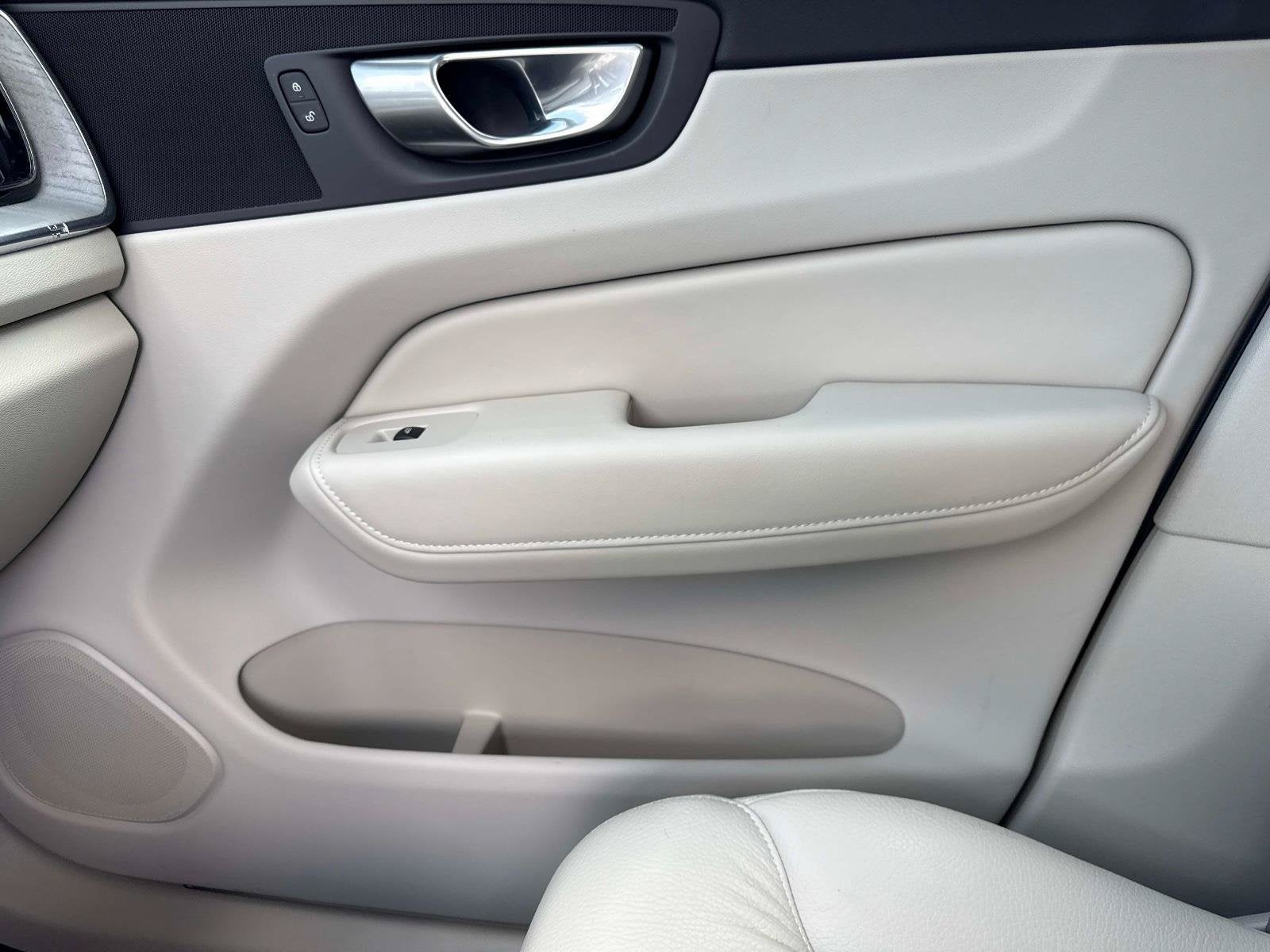 2024 Volvo XC60 Plus Dark Theme