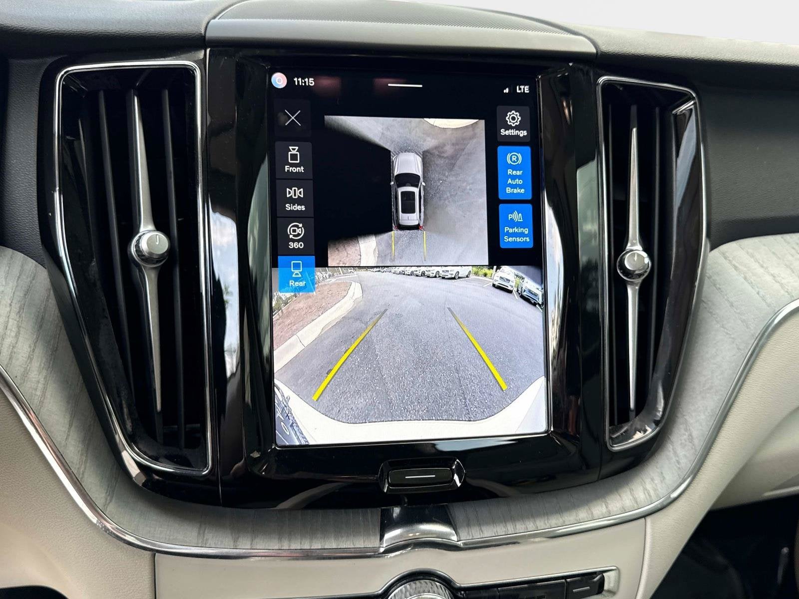 2024 Volvo XC60 Plus Dark Theme