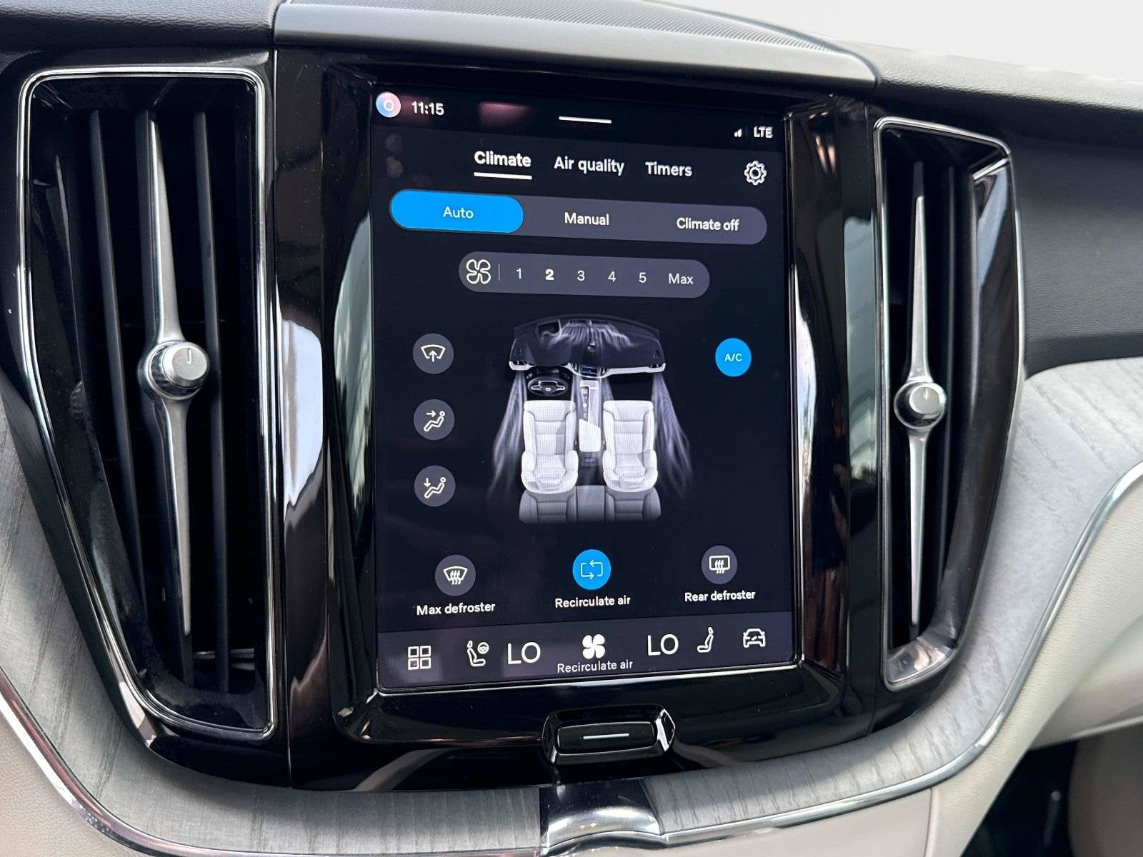 2024 Volvo XC60 Plus Dark Theme