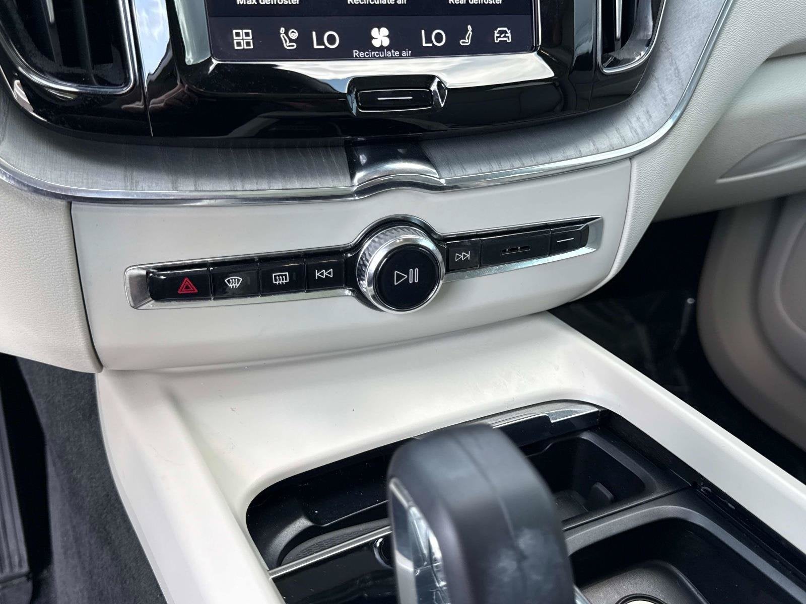 2024 Volvo XC60 Plus Dark Theme