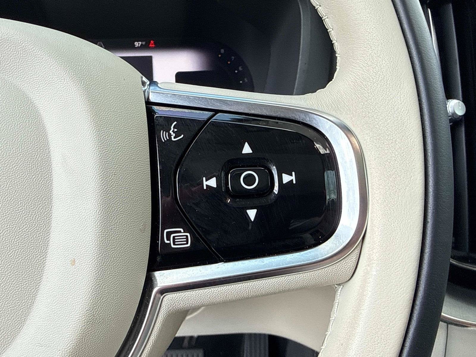 2024 Volvo XC60 Plus Dark Theme