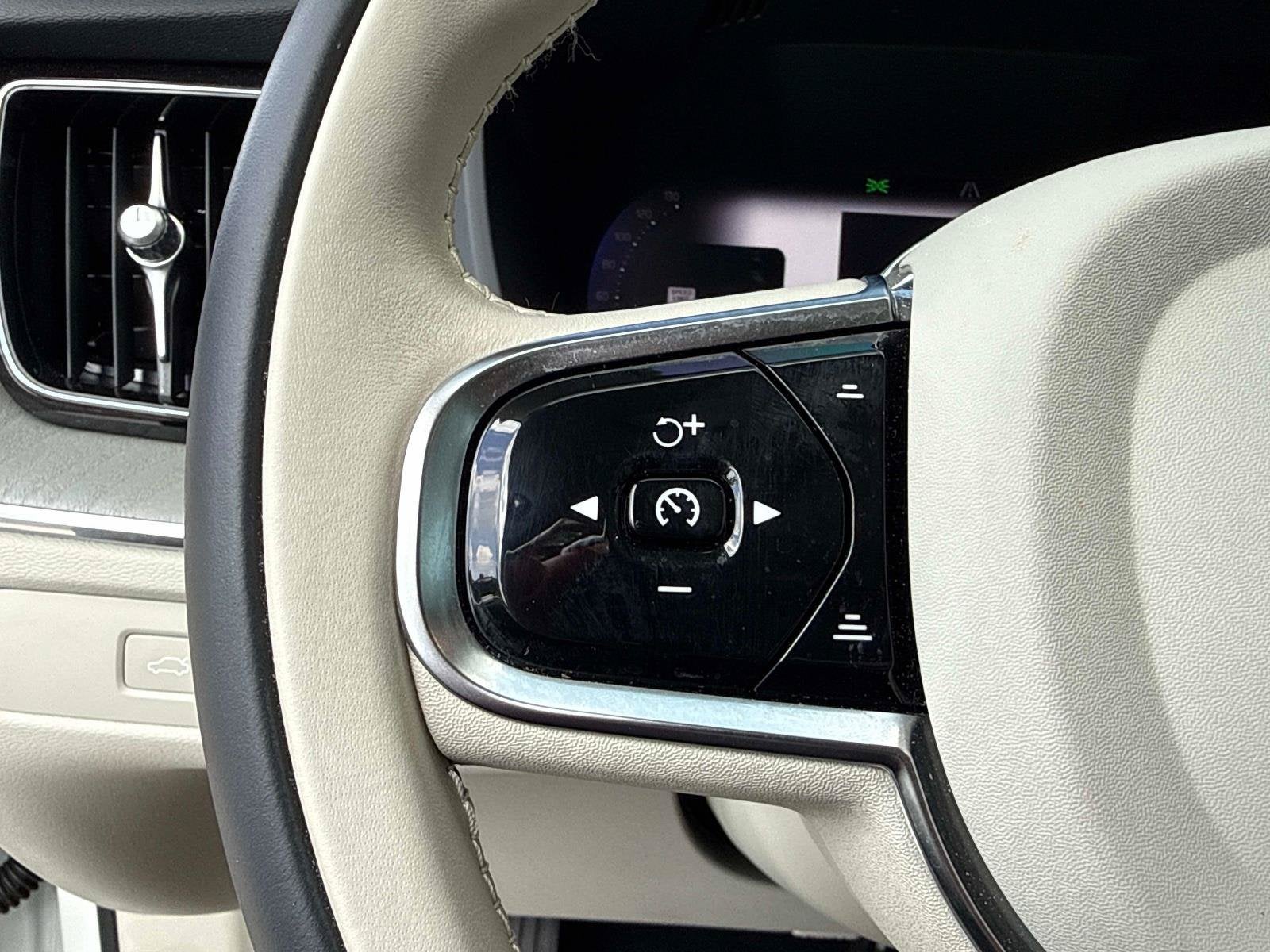 2024 Volvo XC60 Plus Dark Theme