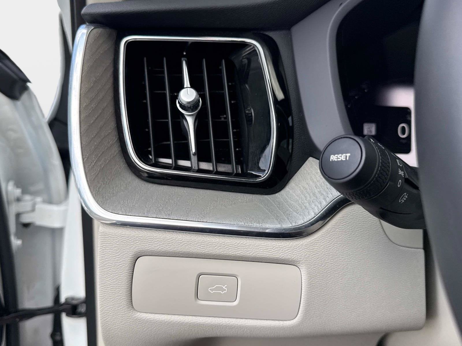 2024 Volvo XC60 Plus Dark Theme