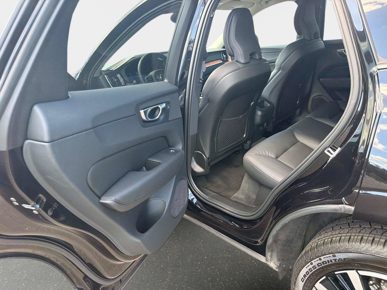 2024 Volvo XC60 Plus Dark Theme