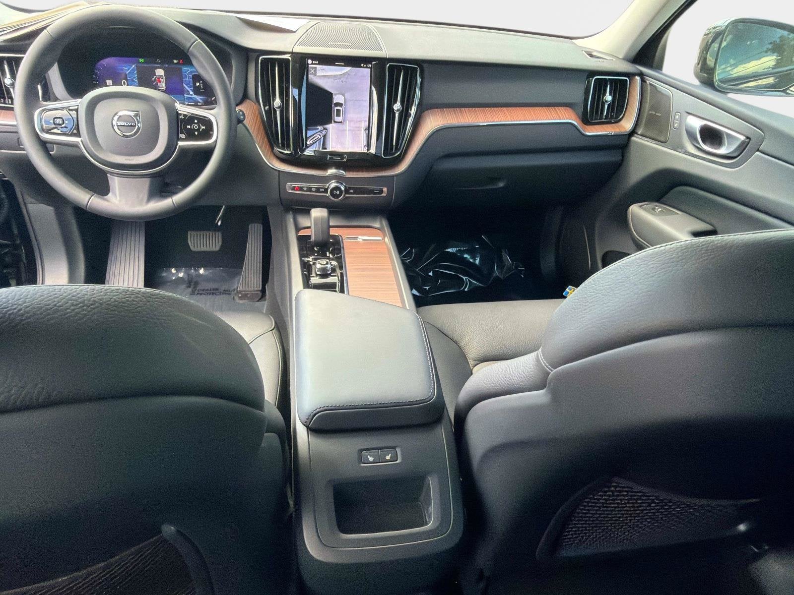 2024 Volvo XC60 Plus Dark Theme