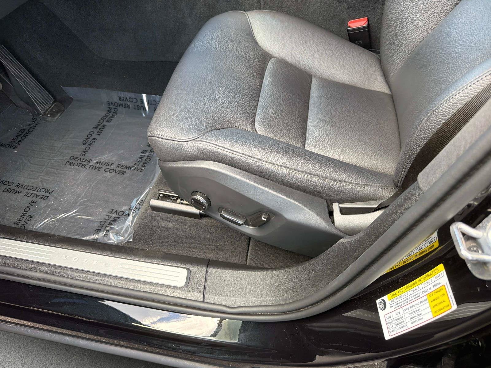 2024 Volvo XC60 Plus Dark Theme