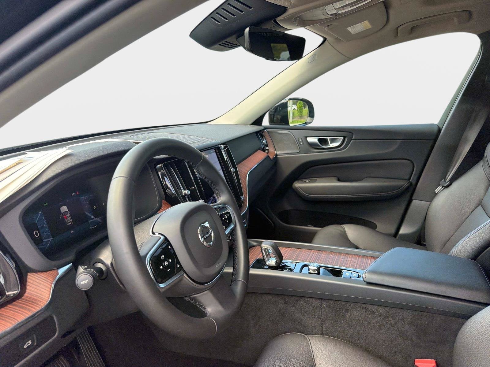 2024 Volvo XC60 Plus Dark Theme