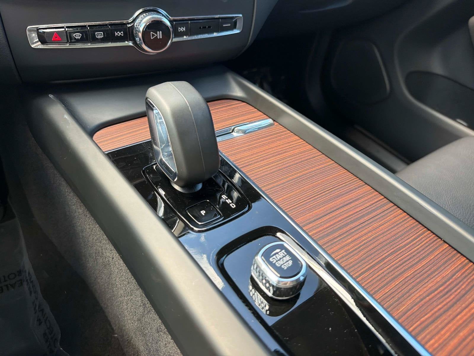 2024 Volvo XC60 Plus Dark Theme