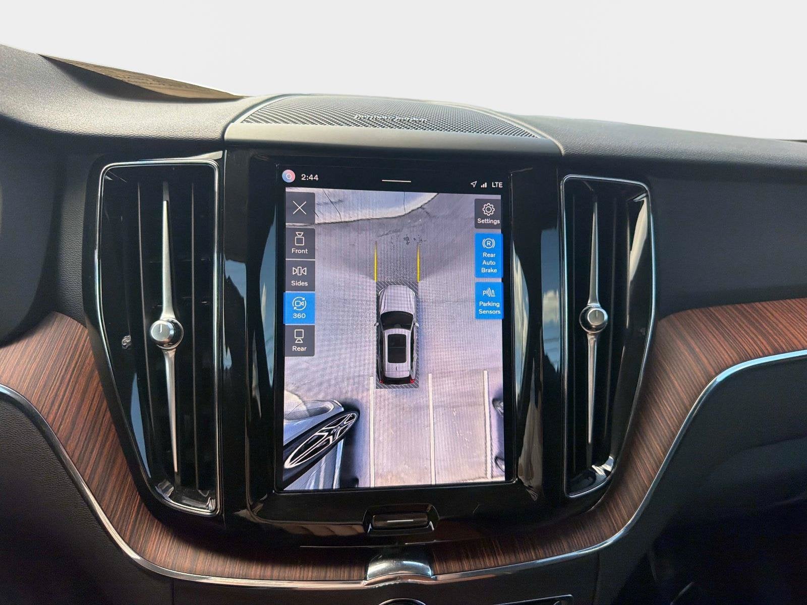 2024 Volvo XC60 Plus Dark Theme