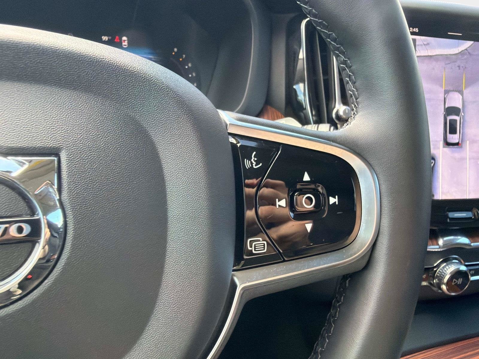 2024 Volvo XC60 Plus Dark Theme