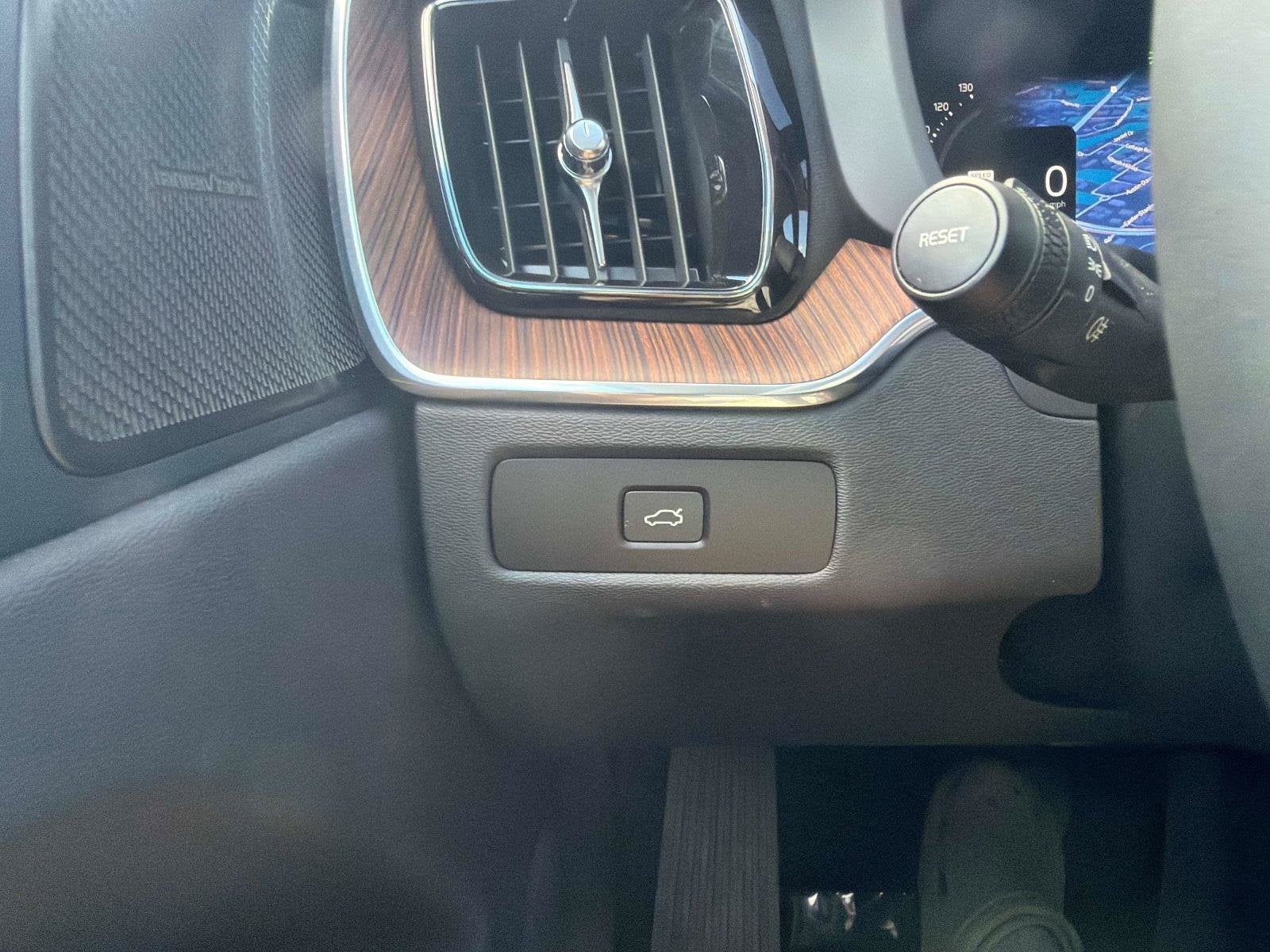 2024 Volvo XC60 Plus Dark Theme