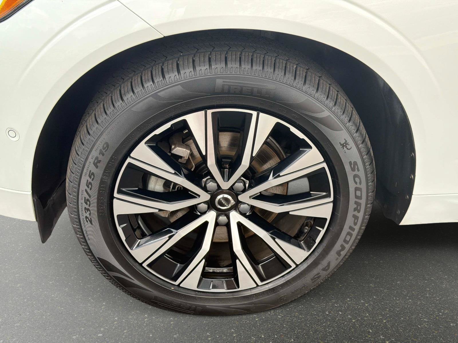 2024 Volvo XC60 Plus Dark Theme
