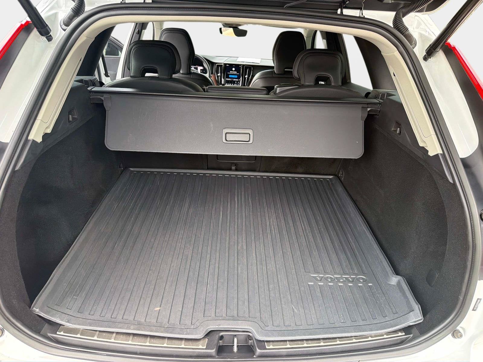 2024 Volvo XC60 Plus Dark Theme