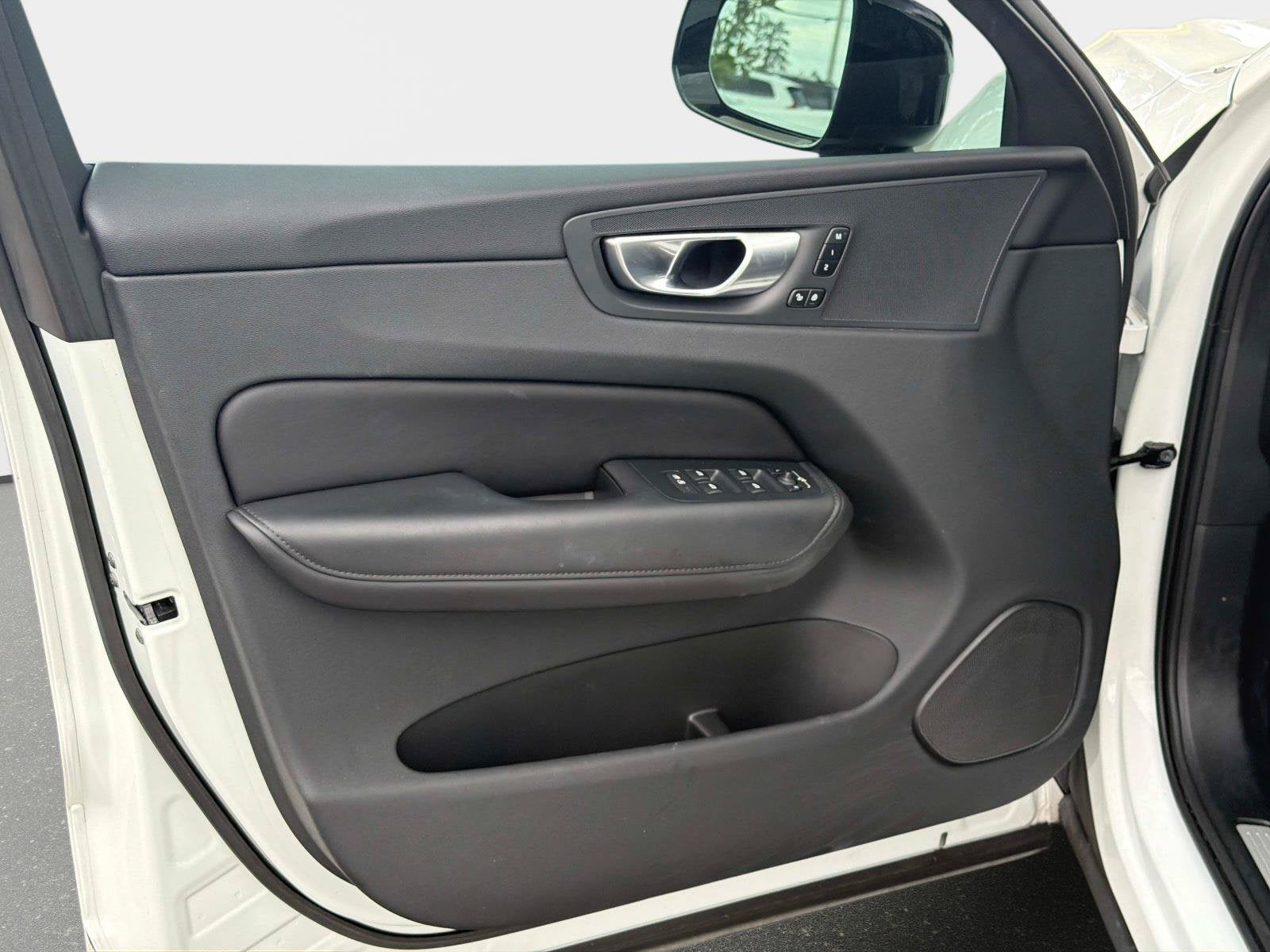2024 Volvo XC60 Plus Dark Theme