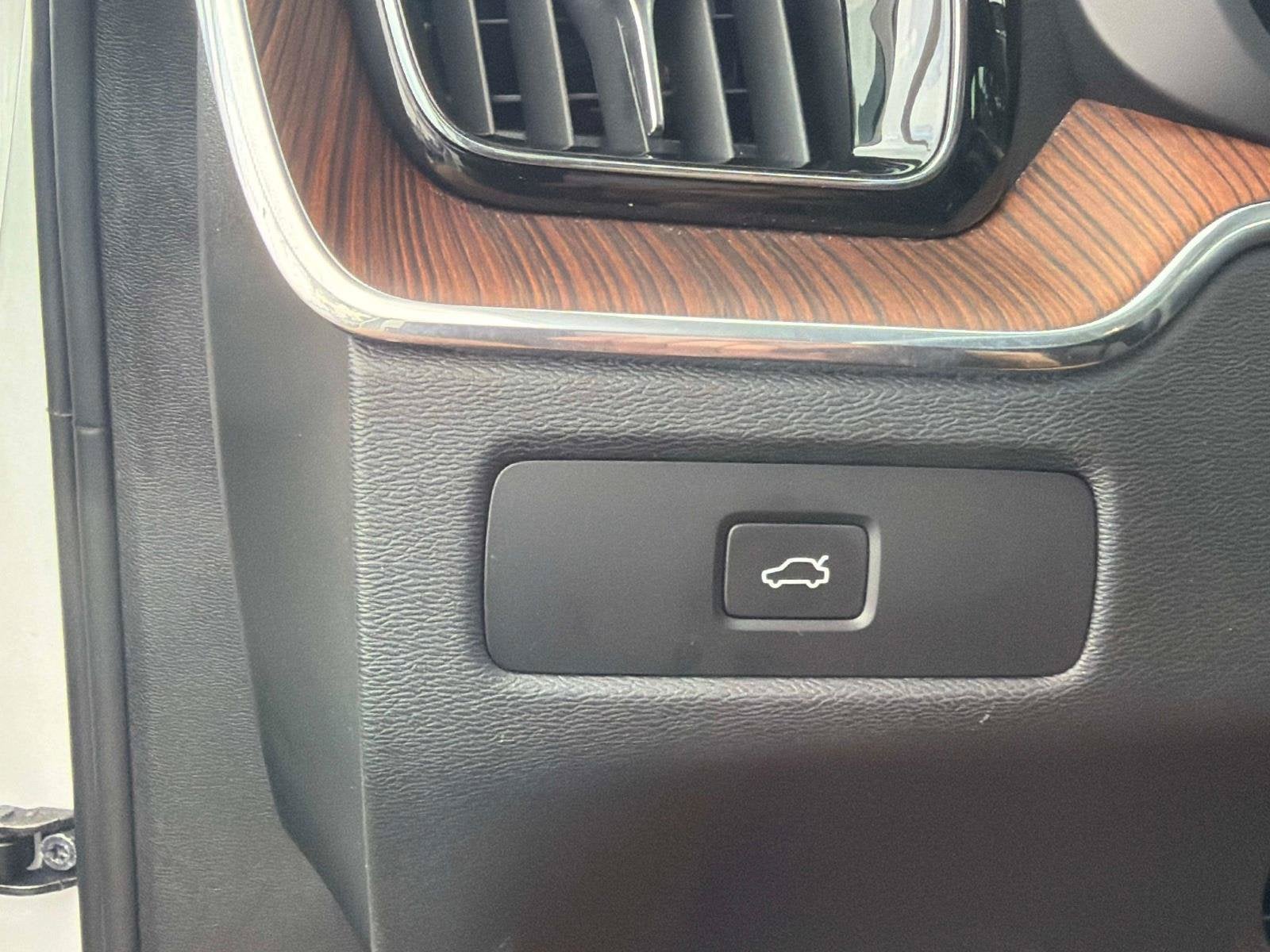 2024 Volvo XC60 Plus Dark Theme