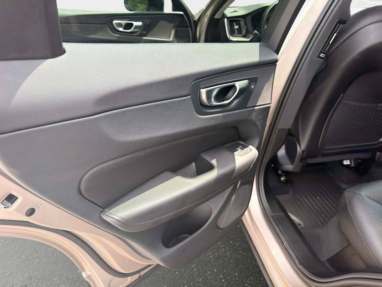 2024 Volvo XC60 Plus Dark Theme