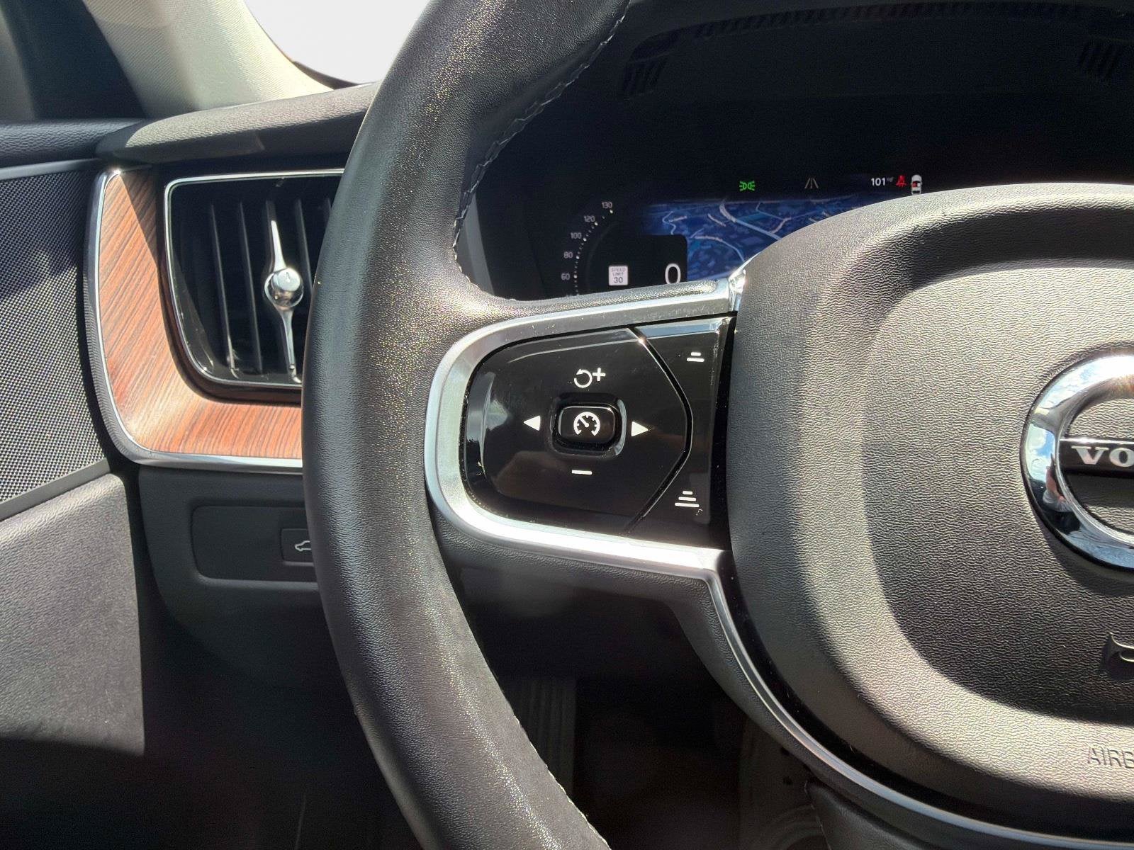 2024 Volvo XC60 Plus Dark Theme