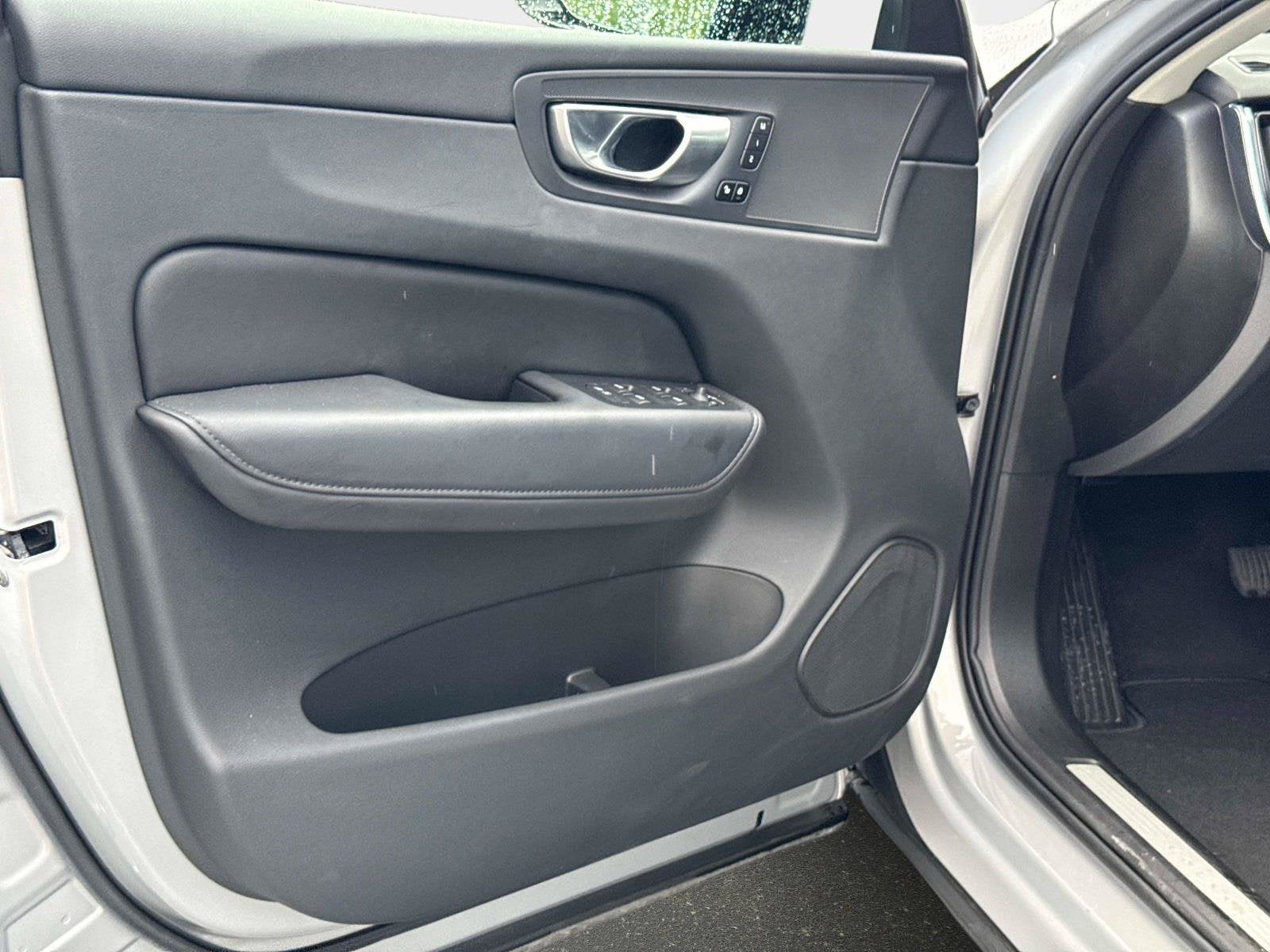 2024 Volvo XC60 Plus Dark Theme