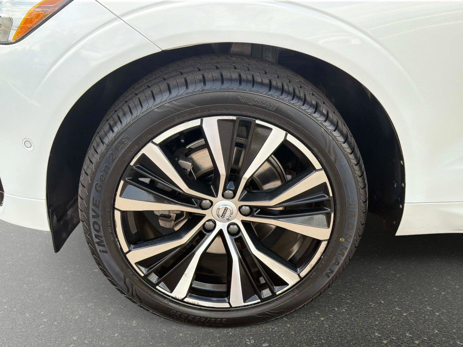2024 Volvo XC60 Plus Dark Theme